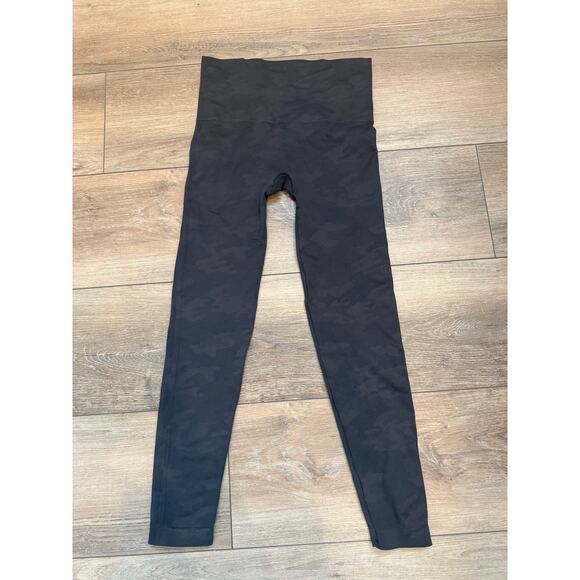 Spanx High Waisted Camo Leggings Size Large Black Camo 7/8 Length - Picture 7 of 7